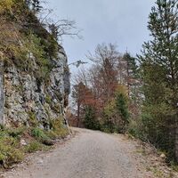 7.9 km Aus dem Felsen gesprengte Straße