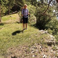 An der Geländekante wandern wir weiter