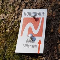 Markierungszeichen des NORDPFADES Börde Sittensen