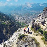 Kletterer auf dem Klettersteig in Nax mit Sicht auf Sion