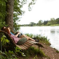 Sinnenbank am Stausee