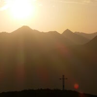 Morgensonne mit Gipfelkreuz des Hirschkarkogel