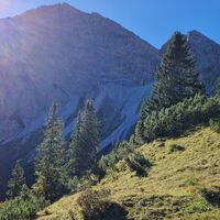 Erster Blick im Gegenlicht auf die Thaneller Nordwand