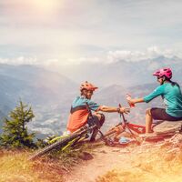 Mountainbiker, die den Blick auf das Rhonetal genießen