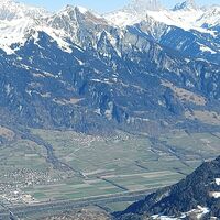Aussicht auf das Dorf Pfäfers im Tamina Tal und die Bündner Herrschaft im Spätwinter/Frühling