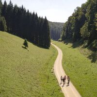 Wanderer im Hasental in Wiesensteig