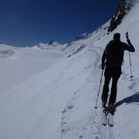 In zahlreichen Spitzkehren und entlang etwas flacherer Geländestufen, allerdings im durchwegs sehr lawinengefährdeten Gelände geht es nun hinauf zum Kleinleitenferner.