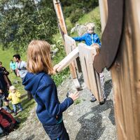 Bei der Glockenverteilung bekommt man entweder eine grosse oder ein kleines Schellen-Ursli-Glöckli zugeteilt.