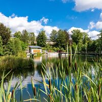 Kurparksee mit Konzertplatz