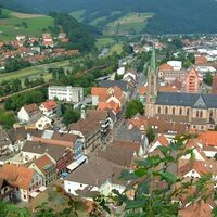 Hausachs Stadtmitte mit Stadtkirche und Rathaus