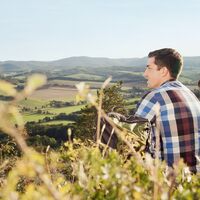 Wanderer genießen die Aussicht vom Großen Hörselberg bei Eisenach