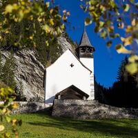 Die Kirche in Safien Platz befindet sich am Fusse des Steilhangs zum Glaspass
