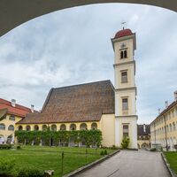 Innenhof Stift St. Georgen mit Kirche St. Georg