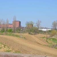 Motocross-Strecke mit Blick aufs Hüttenwerk Salzgitter