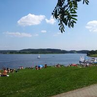 Liegewiese am Wassersportzentrum der Talsperre Pöhl