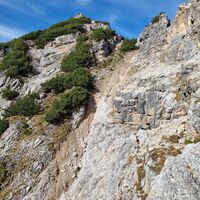 Hier ist der Weg unterbrochen, der Gipfel zum greifen nah. Das durchqueren der Rinne ist nicht möglich, das Gelände zu steil und bröselig.