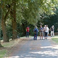 Teilnehmer einer Führung auf dem Rutengänger Lehrpfad im Kurpark