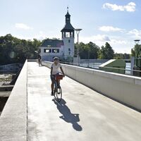 Radlerin auf Lechstaustufe