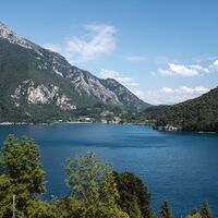 Ein Panoramablick von der Runde um den Ledrosee