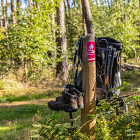 Rucksack und Wanderschuh am HMS Hinweisposten