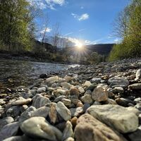 Aufregende Flusslandschaften neben dem Wanderweg