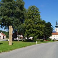 Symposiumbäume mit Kirche