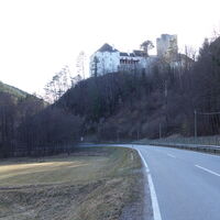 zur Auffahrt Schloss Stixenstein