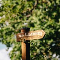Wanderin macht Pause an der Schutzhütte am Aussichtspunkt "Westerwaldblick"