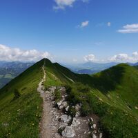 Blick vom Fellhorn auf den sich nach Nordosten fortsetzenden Bergkamm - rechts der Schlappoltkopf