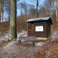 Schutzhütte mit Ruhebank