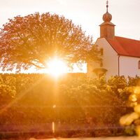 Die Donatuskapelle von Neckenmarkt inmitten der Weingärten bei Sonnenuntergang.