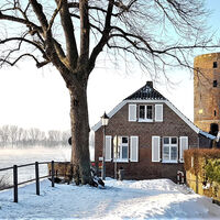 Haus Schaeling mit Mühlenturm im Hintergrund