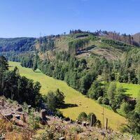 Blick oberhalb der Zschachenmühle über das Sormitztal Richtung Heberndorf. Der Talbach nahe Heberndorf mündet hier in die Sormitz.