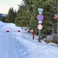 Gleich nach dem Parkplatz der Schranken mit der Wildruhezonen-Infotafel