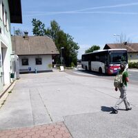 Pünktlich kommt der Bus zur Haltestelle Seeham Ortsmitte.