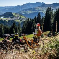Biker mit Aussicht auf Brigels