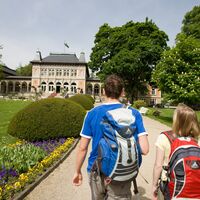 Wanderer vor dem Königlichen Kurhaus in Bad Elster