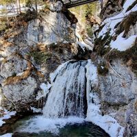 Der Tennfall am Frühlingsbeginn noch gesäumt von Schneeresten.