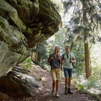 Wanderer auf dem Kirkeler Felsenpfad