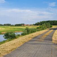 Deich an der Elbe mit Blick auf die Hansestadt Werben in der Altmark