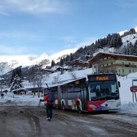 Eine verdiente Pause am Umkehrplatz im Glemmtaler Talschluss (Haltestelle Hinterglemm Mitterlengau).