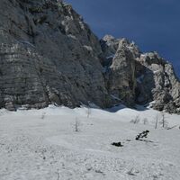 Weite Schneefelder unter der Wand