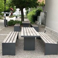 Hayna-Picknickplatz am Dorfplatz mit Brunnen neben Hotel Krone