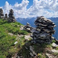 Grazile, kunstvoll geschichtete  Steinmännchen auf dem Schlierekopf