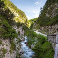 Wanderung zur Eppzirler Alm im Sommer - Forstweg mit Fluss.jpg