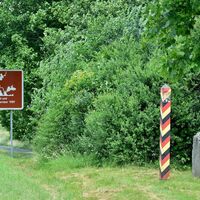 Gedenktafel und Grenzstele Straße zwischen Nentschau und Posseck