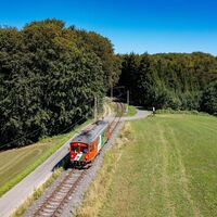 Die Gleichenberger Bahn unterwegs zwischen Feldbach und Bad Gleichenberg