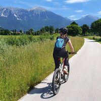 Der Fahrradweg entlang des nördlichen Radwegs von Bled