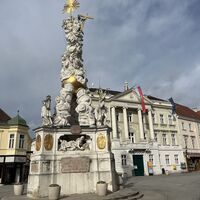 Hauptplatz mit Dreifaltigkeitssäule und Rathaus