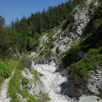ein schönes Weglein begleitet den Bach